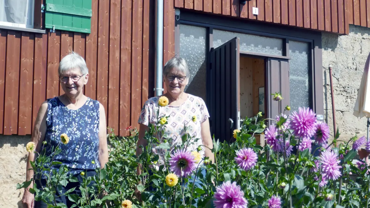 Sie freuen sich darauf, dass bald noch mehr Kinder auf dem Hof Lattenberg anzutreffen sind: Dorothee und Annegret Bausch.