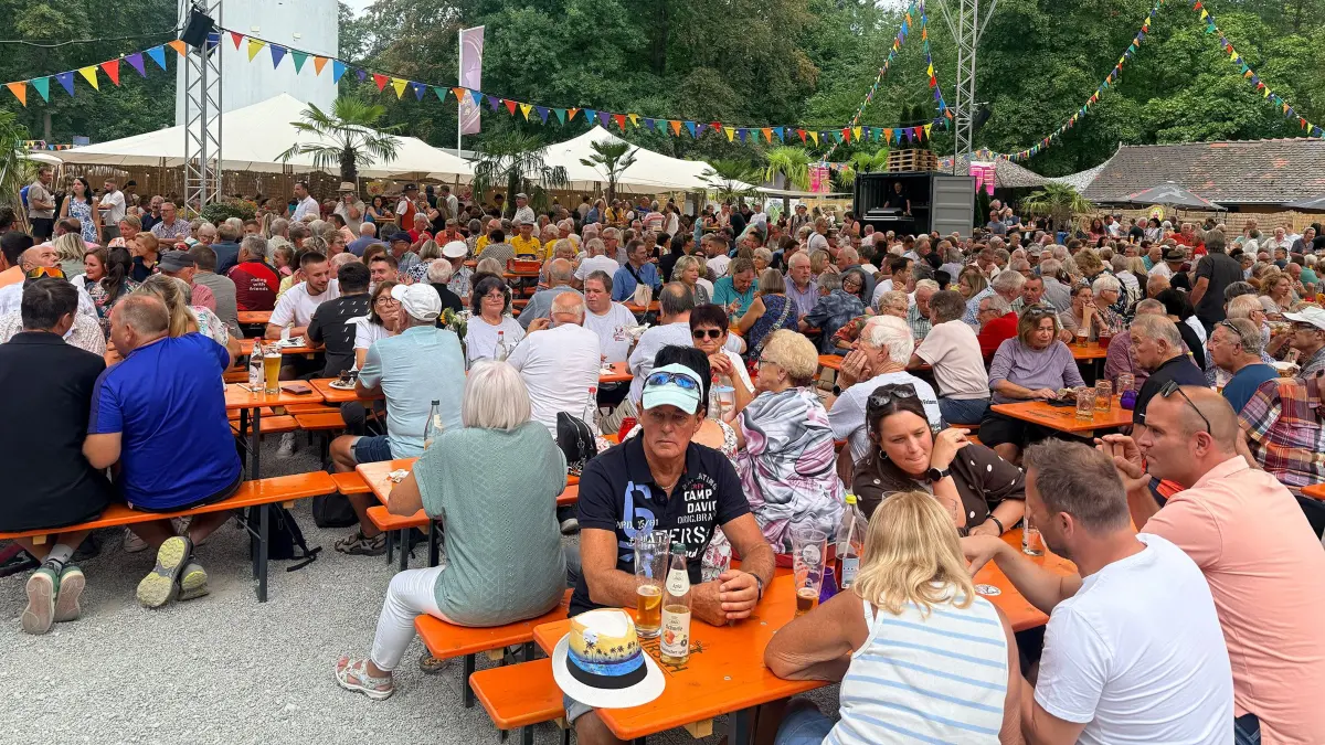 Der Biergarten war bereits zum Auftakt sehr gut gefüllt und das Publikum war bester Stimmung.