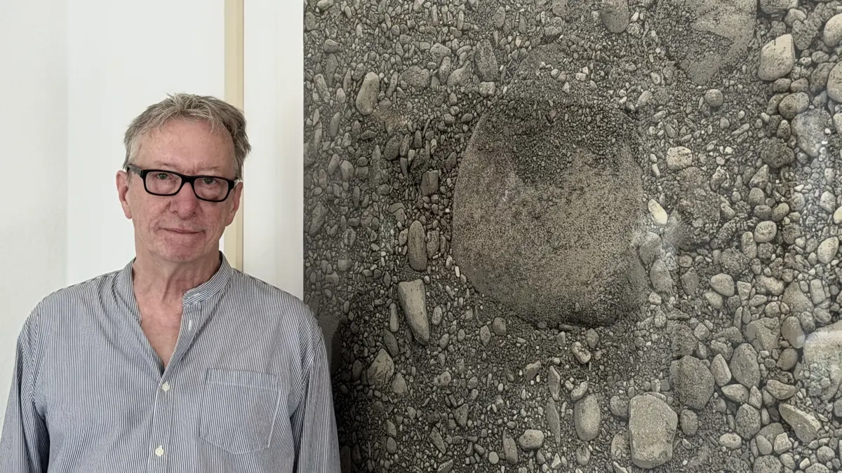 Michael Rausch neben seiner großformatigen, aufwändig hergestellten Schwarz-Weiß-Radierung „Kiesgrube“ in der Ausstellung in der White Dog Galerie.
