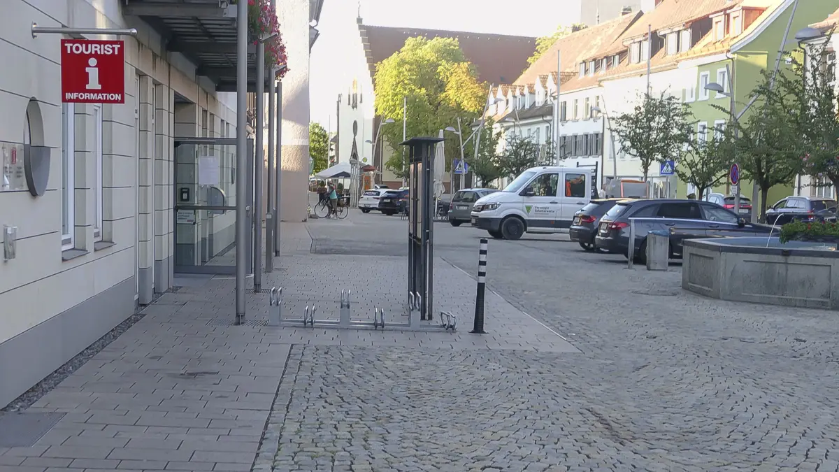 Das Konzept einer lebendigen Ortsmitte sieht entlang der Hauptstraße attraktivere Radabstellanlagen und Parkplätze mit E-Ladesäulen vor.