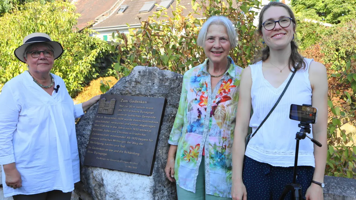 Besuch vom "Blauen Haus" Marion Caspers-Merk (von links) von Christiane Walesch-Schneller und Amélie Kratz.