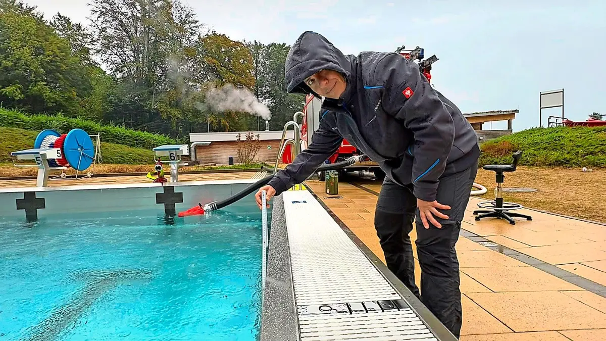Freibadchefin Salvatrice Scibatta misst den Wasserstand.