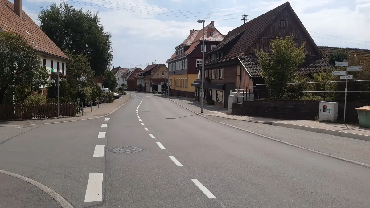 In Altburg haben Fahrradfahrer nun einen eigenen Schutzstreifen für sich.