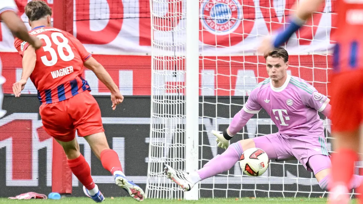 Fußball, Testspiele: 1. FC Heidenheim - FC Bayern München: 18.08.2026, Baden-Württemberg, Heidenheim: Fußball, Testspiele: 1. FC Heidenheim - FC Bayern München. Yannik Wagner (l, 1. FC Heidenheim 1846) trifft zum 1:0. Foto: Harry Langer/dpa - WICHTIGER HINWEIS: Gemäß den Vorgaben der Bundesliga bzw. des DFB Deutscher Fußball-Bund ist es untersagt, in dem Stadion und/oder vom Spiel angefertigte Fotoaufnahmen in Form von Sequenzbildern und/oder videoähnlichen Fotostrecken zu verwerten bzw. verwerten zu lassen. +++ dpa-Bildfunk +++
