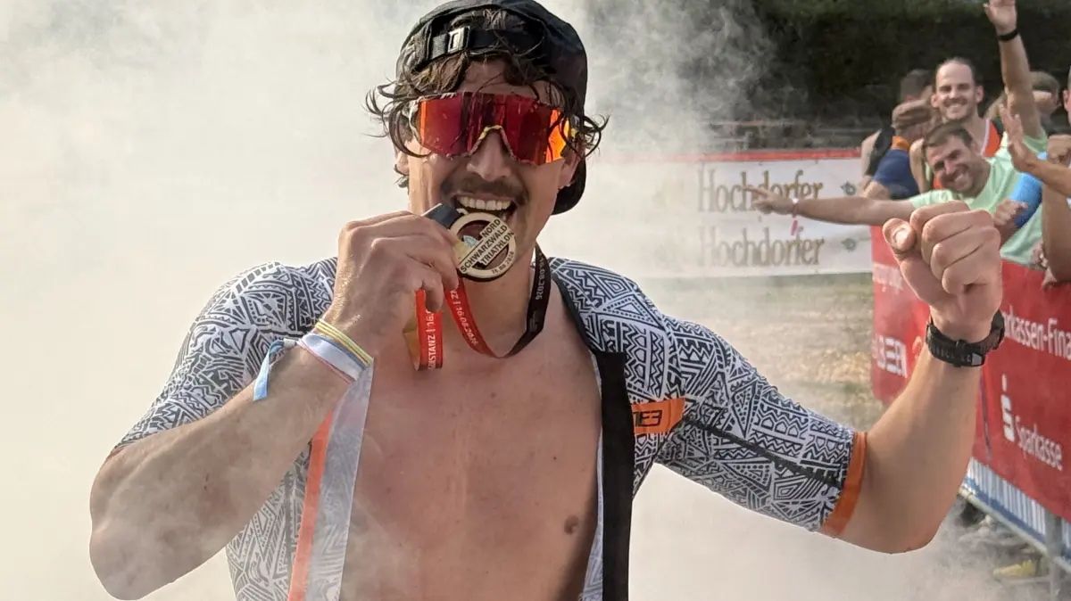 Nach dem Zieleinlauf beim Nordschwarzwald-Triathlon fiel Marius Epple „ein Brocken vom Herzen“.