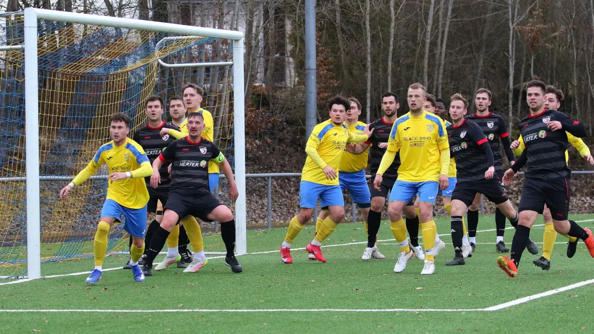 Der 1. FC Altburg (gelbe Trikots) gehört inzwischen zum Inventar der Bezirksliga.