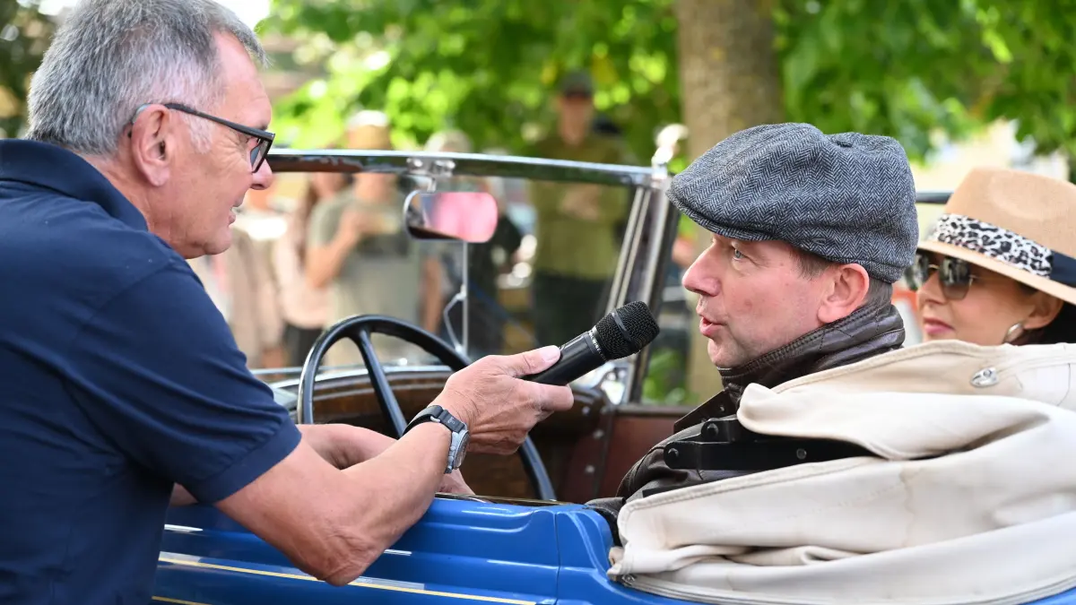 Peter Klink (links) bei der Moderation der Oldtimer.