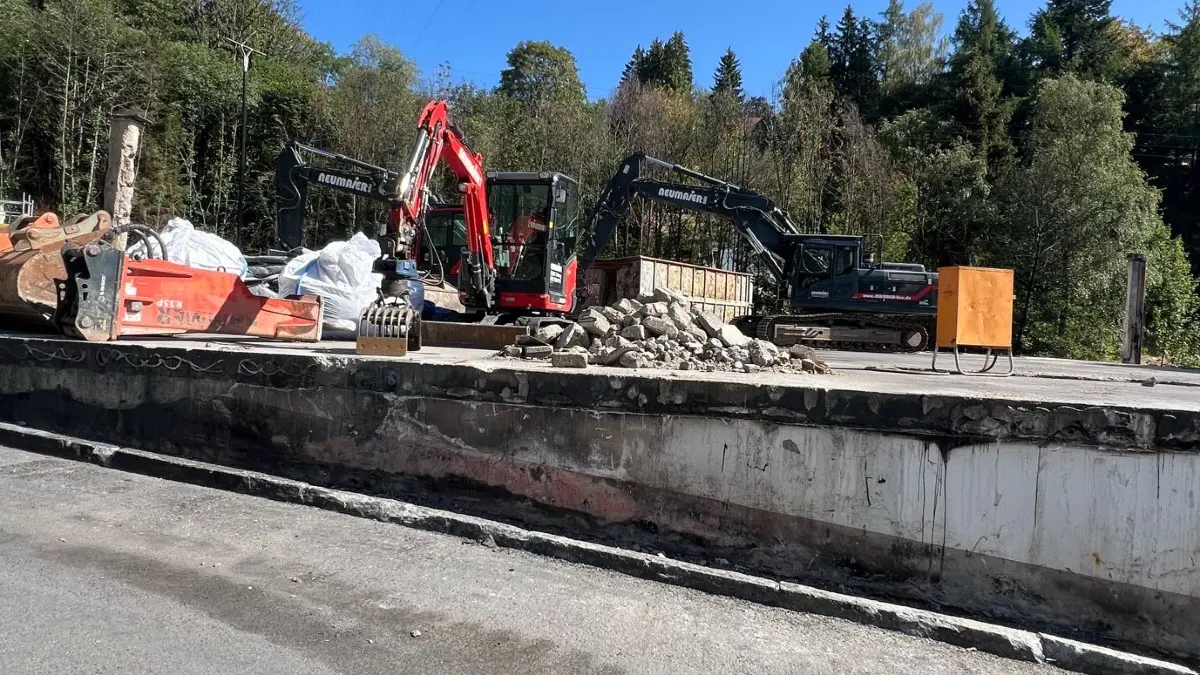 Die Bagger sind in der Kurve der Talstraße in Schonach bei der Arbeit. Die Brandruine der ehemaligen Schreinerei Rombach wird abgerissen.