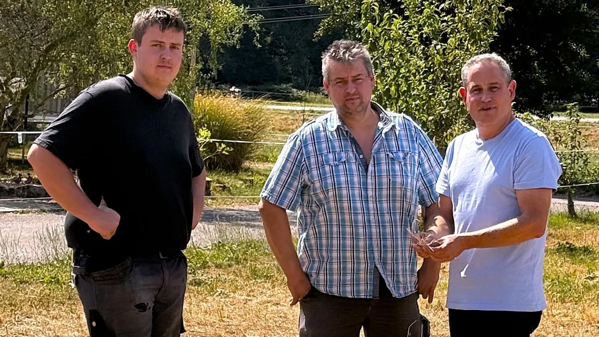 Elias (von links) und Jörg Schön sprechen mit Bürgermeister Dirk Harscher über die Auswirkungen der Dürre auf die heimische Landwirtschaft.