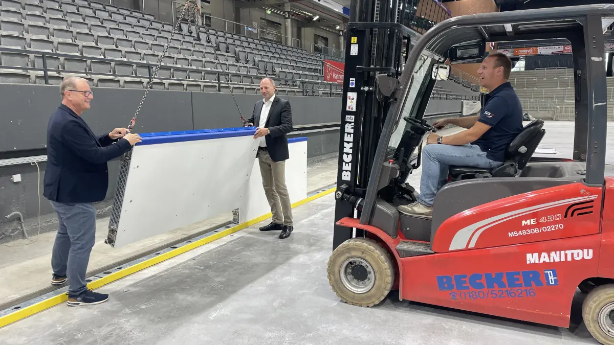 Gemeinsam packten sie mit an (von links): Oberbürgermeister Jürgen Roth, KEB-Geschäftsführer Gregor Gülpen und Verwaltungsleiter Christian Helbig montierten die ersten Elemente der neuen Bande in der Helios-Arena.