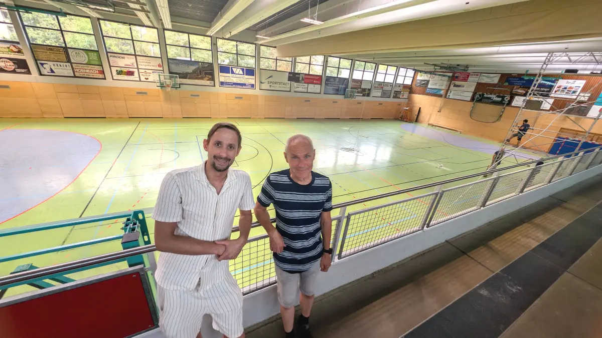 Patrick Da Rugna (links) und Thomas Klug in der Markgrafensporthalle. An der Decke sind bereits die neuen LED-Leuchten zu sehen.