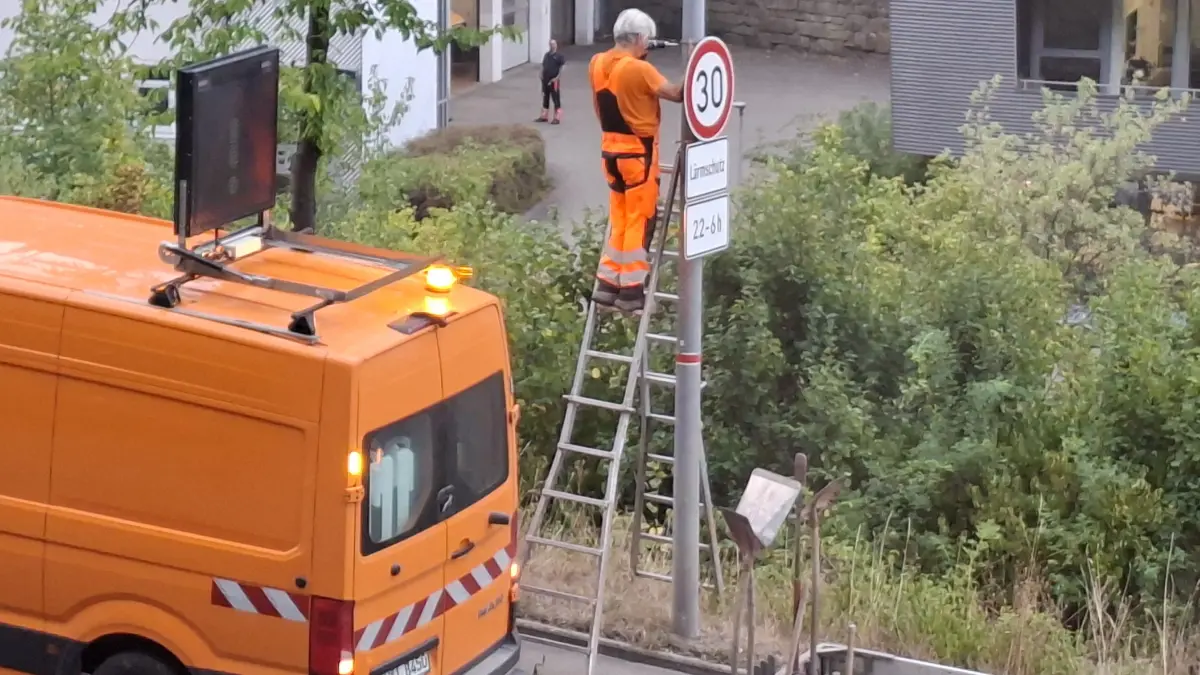 Die Schilder werden montiert.