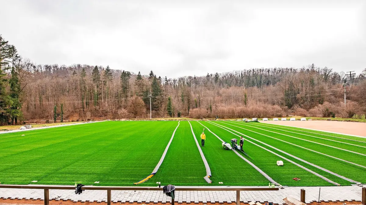 Die Verlegung des Kunstrasens auf dem Sportplatz kann bald beginnen. (Symbolbild)