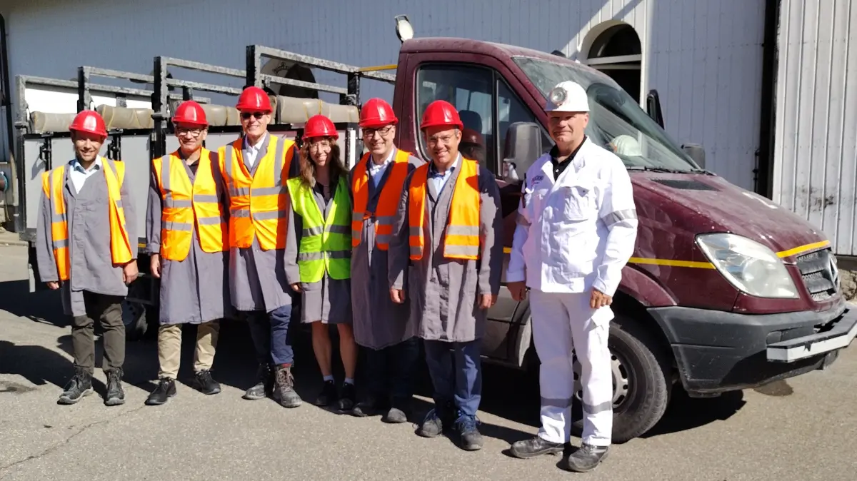 Hohen Besuch hatte dieser Tage das Salzbergwerk in Stetten. Von links: Matthias Fischer (Verkehrsministerium), Jan Diercks (Dettmer Rail), Gert Sieksmeyer (Geschäftsführer Dettmer Rail), Nina Löwenhagen (Verkehrsministerium), Florian Lankes (Geschäftsführer Durmin), Raimund Haser (Staatssekretär) und Volker Ehwald (Standortleiter Salzbergwerk).