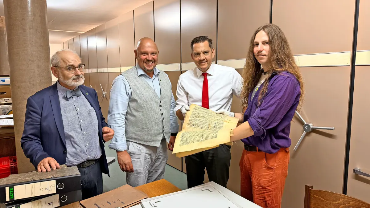 Freuen sich über den Geldsegen für das Stadtarchiv (von links): Martin Schwendemann, Leiter Kultur und Marketing, Bürgermeister Armin Hansmann, SPD-Bundestagsabgeordneter Johannes Fechner und Leon Pfaff, Leiter des Stadtarchivs.