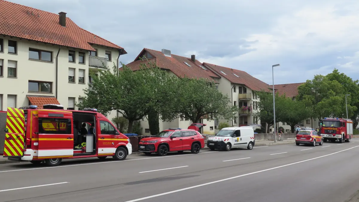 Für die Dauer der Einsatzmaßnahmen musste die Ostdorfer Straße bis etwa gegen 15.45 Uhr gesperrt werden. Vor Ort waren Kräfte der Feuerwehr,des DRK und der Polizei.