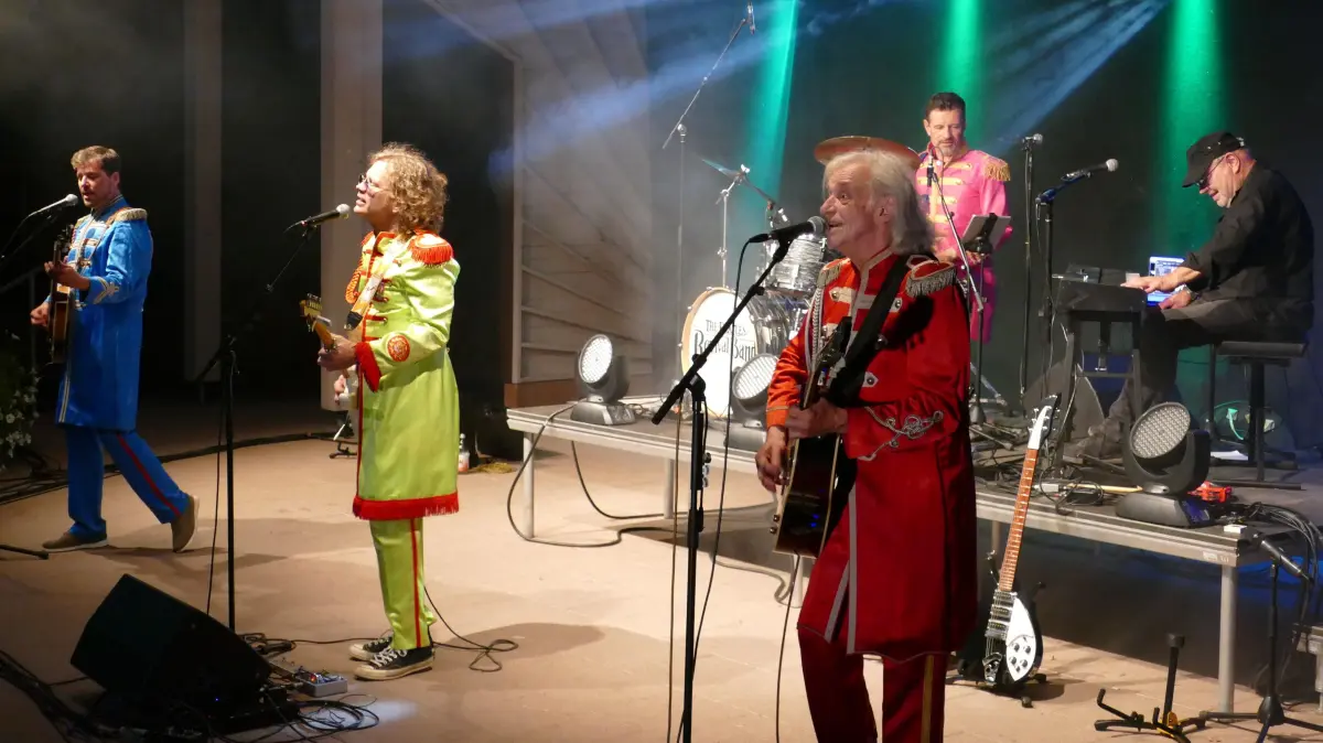Im zweiten Konzertteil traten die Musiker der Beatles-Revival-Band im "Sergeant-Pepper-Outfit" auf.