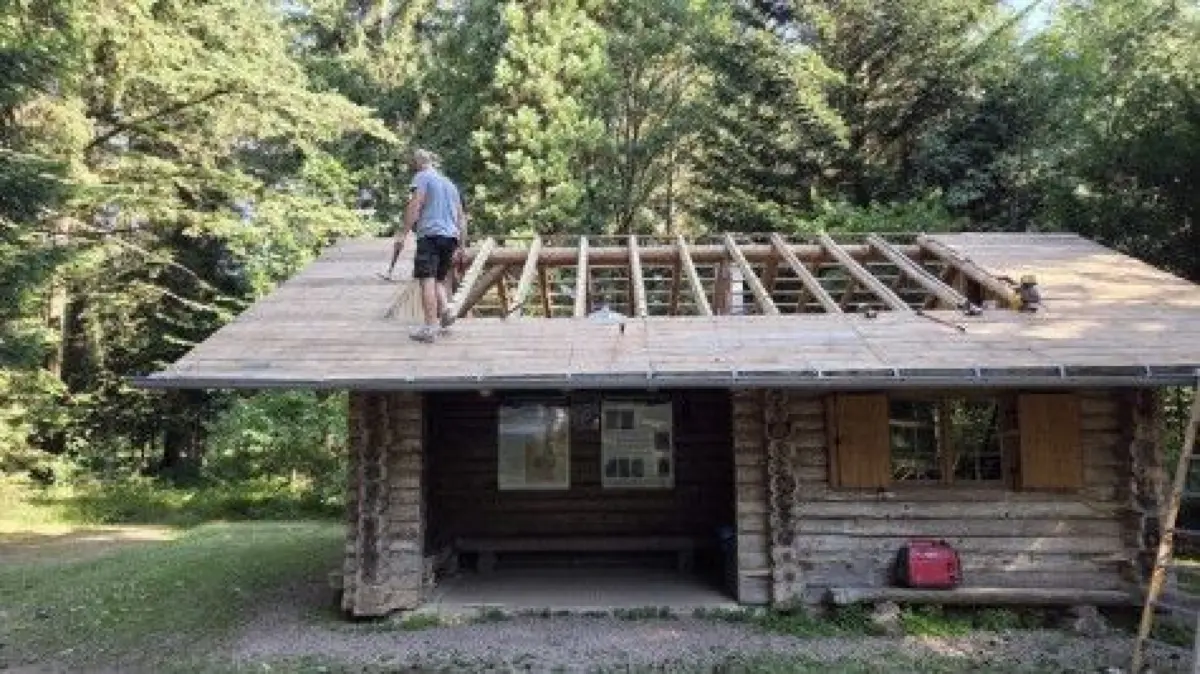 Die ehrenamtlichen Helfer packten fleißig mit an, um das Dach der Holzmacherhütte bei Maulburg wetterfest zu machen. Nicht zuletzt als Wanderziel und Schauplatz der jährlichen Holzversteigerung ist die Hütte beliebt.