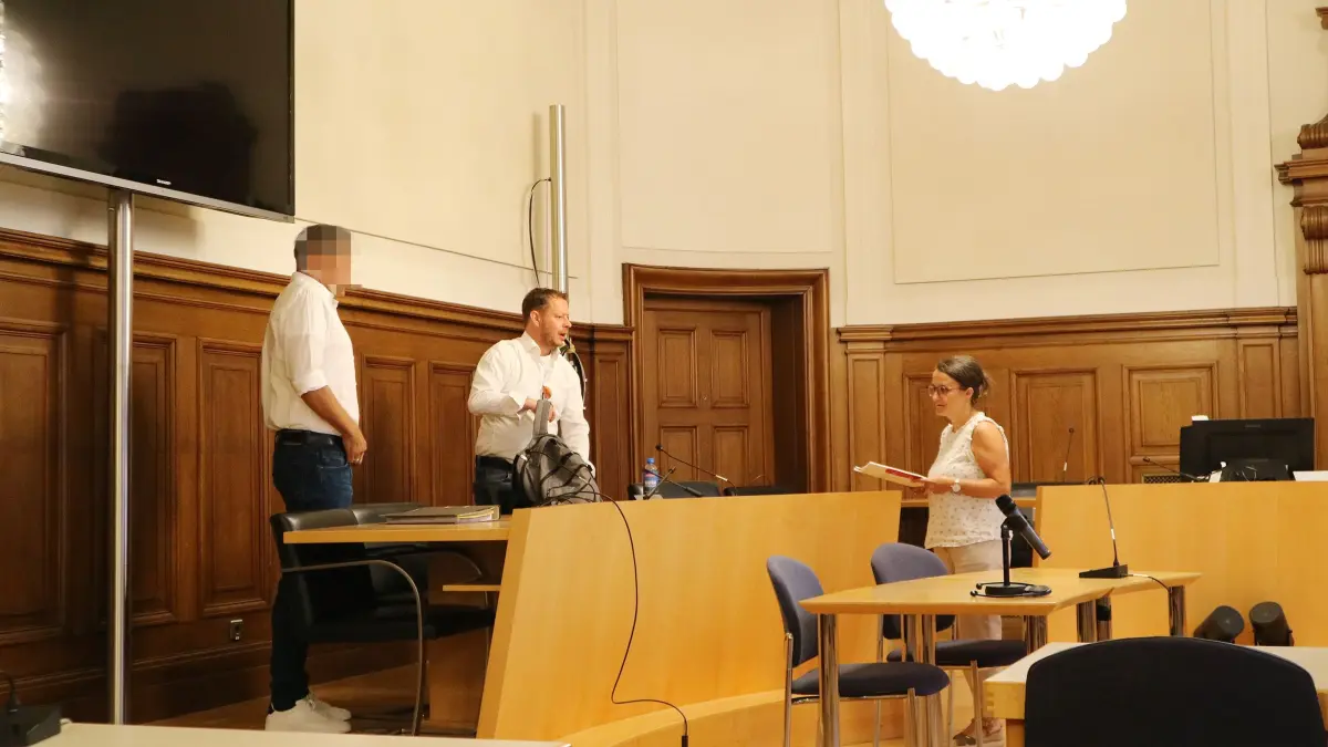 Der angeklagte Polizeibeamte (links) mit seinem Verteidiger.