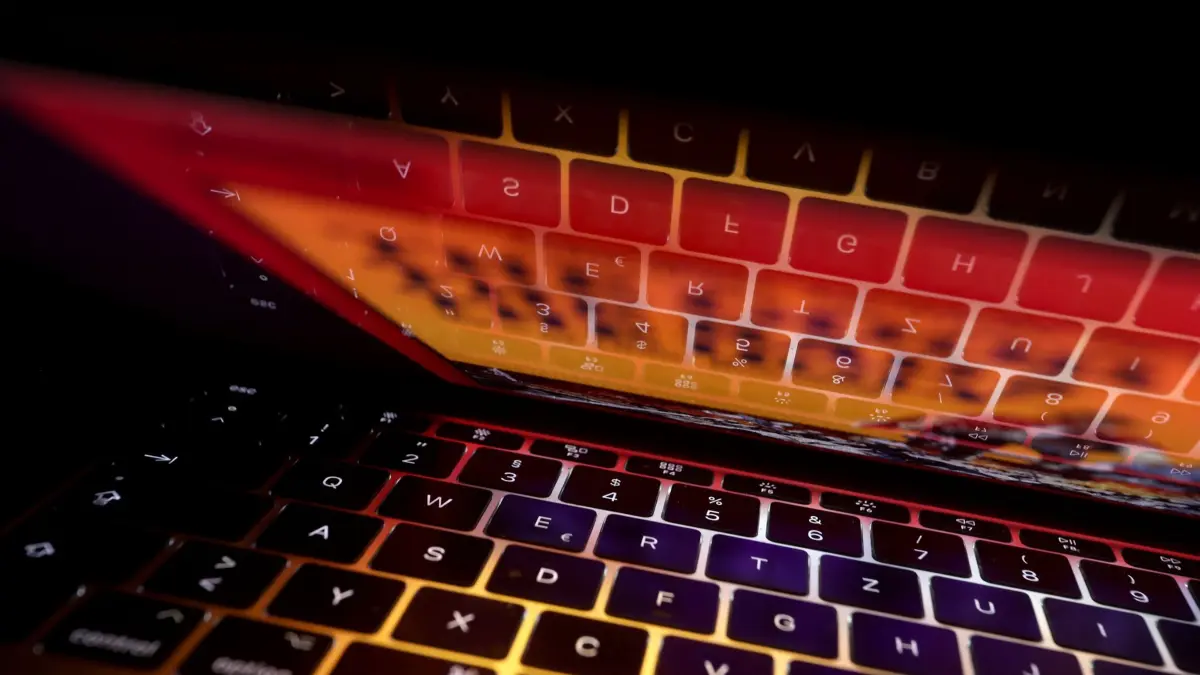 Computerbetrug: ILLUSTRATION - 28.03.2023, Bayern, Kempten: Die Tastatur eines Laptops spiegelt sich auf dem Bildschirm des Computers. (zu dpa: «Kreditkartenbesitzer um Millionen geprellt? Anklage erhoben») Foto: Karl-Josef Hildenbrand/dpa +++ dpa-Bildfunk +++