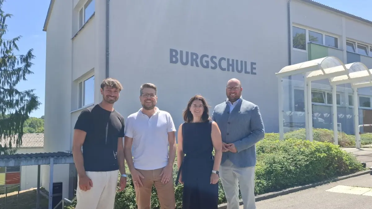 Beim Gespräch an der Burgschule Haiterbach tauschten sich der stellvertretende Schulleiter Alexander Mungai (von links), Schulleiter Thomas Christ, Bürgermeisterin Kerstin Brenner und Landtagsabgeordneter Carl Christian Hirsch über Lernförderung und gute Rahmenbedingungen für Schülerinnen und Schüler aus.