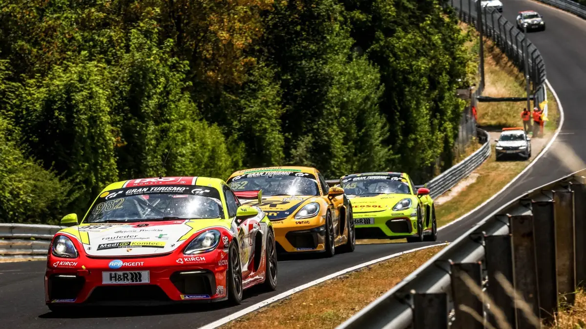 Die Fahrer schenkten sich bem traditionellen KW 6h ADAC Ruhr-Pokal-Rennen auf dem Nürburgring nichts und lieferten sich spannende Duelle