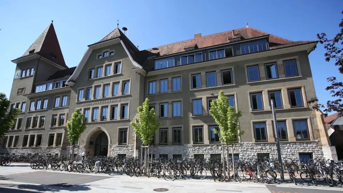 Vertreter der Grünen-Fraktion im Gemeinderat machten sich ein Bild von der Lage am Hans-Thoma-Gymnasium.