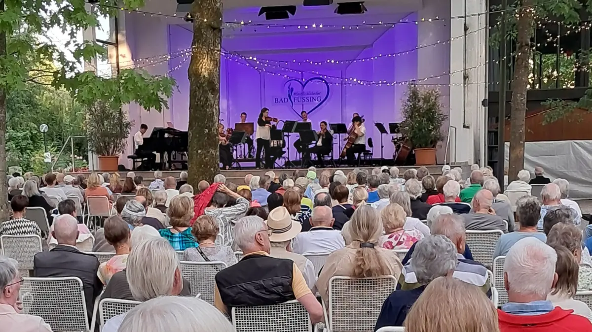 Wunschkonzert in Bad Füssing. Die Zahl der Zuhörer ist groß.