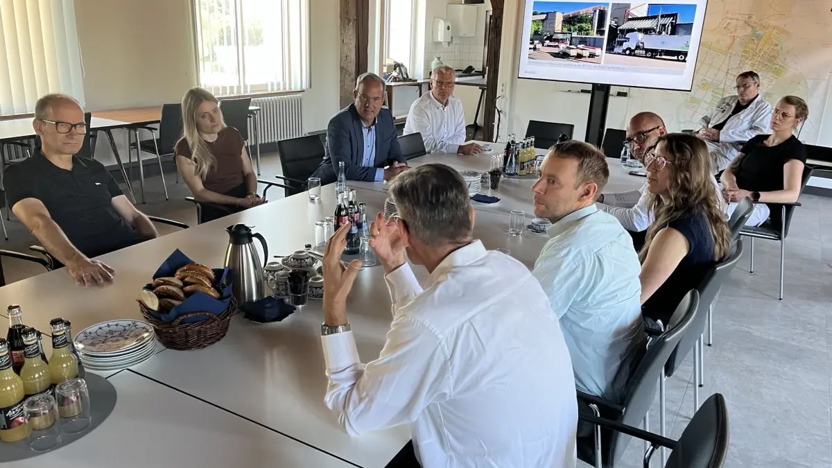 Es braucht Lösungen: Angeregt diskutierten die geladenen Gäste im Salzbergwerk über aktuelle Fragestellungen rund um das Thema Gütertransport.
