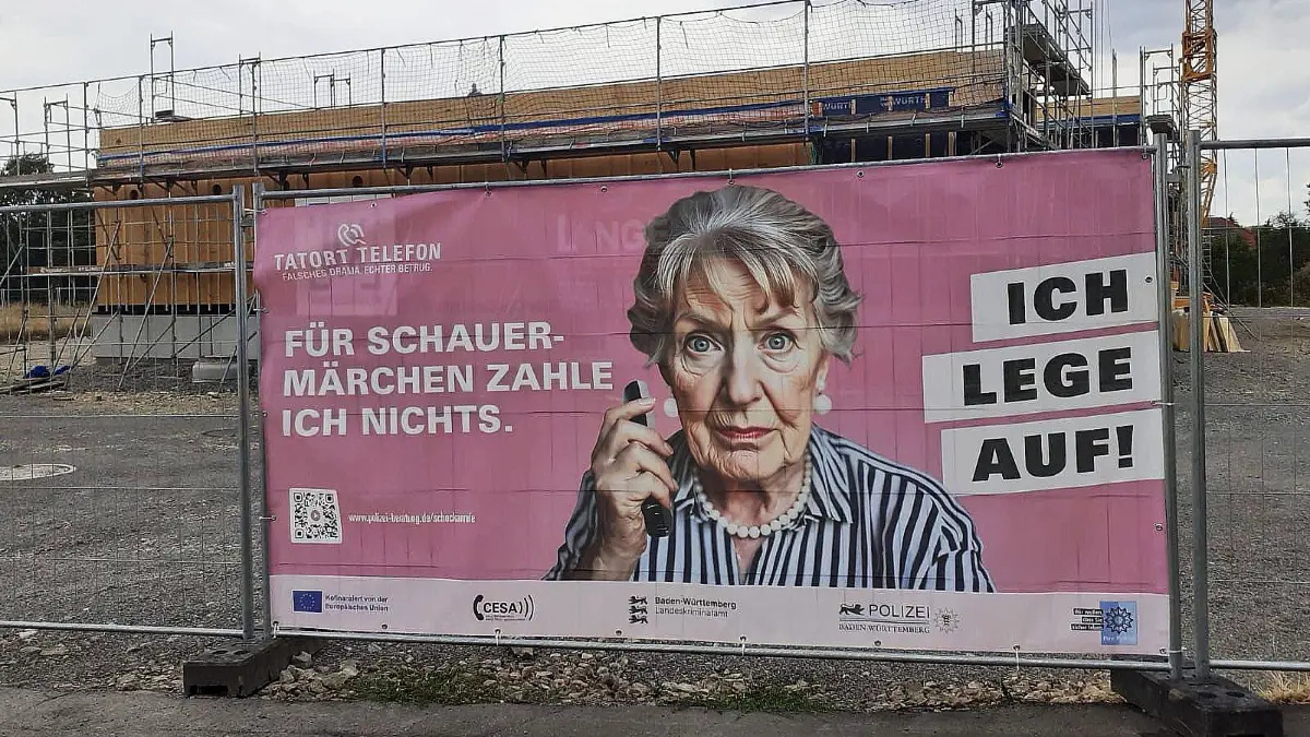 In Bisingen, an der Baustelle für den Kindergarten-Neubau Reute, wird die Kampagne Tatort Telefon der Polizei gut sichtbar kommuniziert.