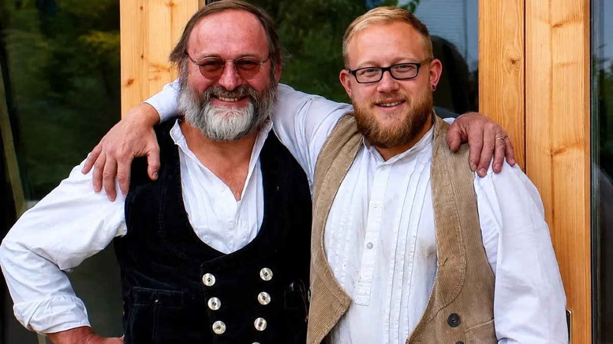 Firmengründer Alfons Geling (links) und sein Sohn Max Geling, der die Schreinerei heute leitet