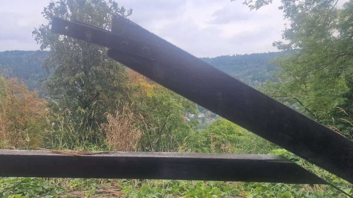 Dieser Handlauf bei der Burg Liebenzell wurde beschädigt.