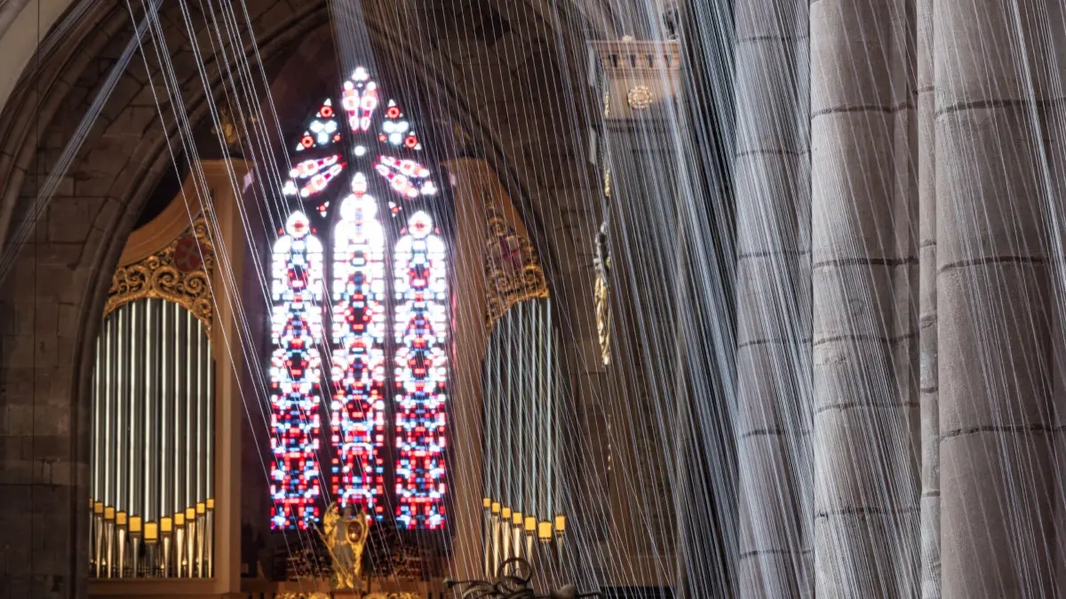 Im Freiburger Münster ist derzeit eine Faden-Installation zu sehen.