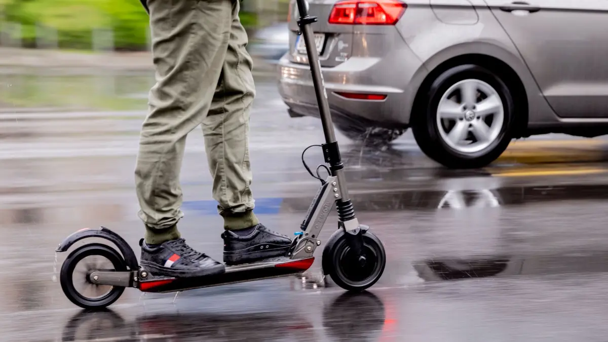 E-Scooter: ARCHIV - 16.05.2019, Berlin: Ein Mann fährt mit einem E-Scooter auf der Straße. (zu dpa: «Fast zeitgleich: Zwei E-Scooter-Unfälle mit Schwerverletzten») Foto: Christoph Soeder/dpa +++ dpa-Bildfunk +++