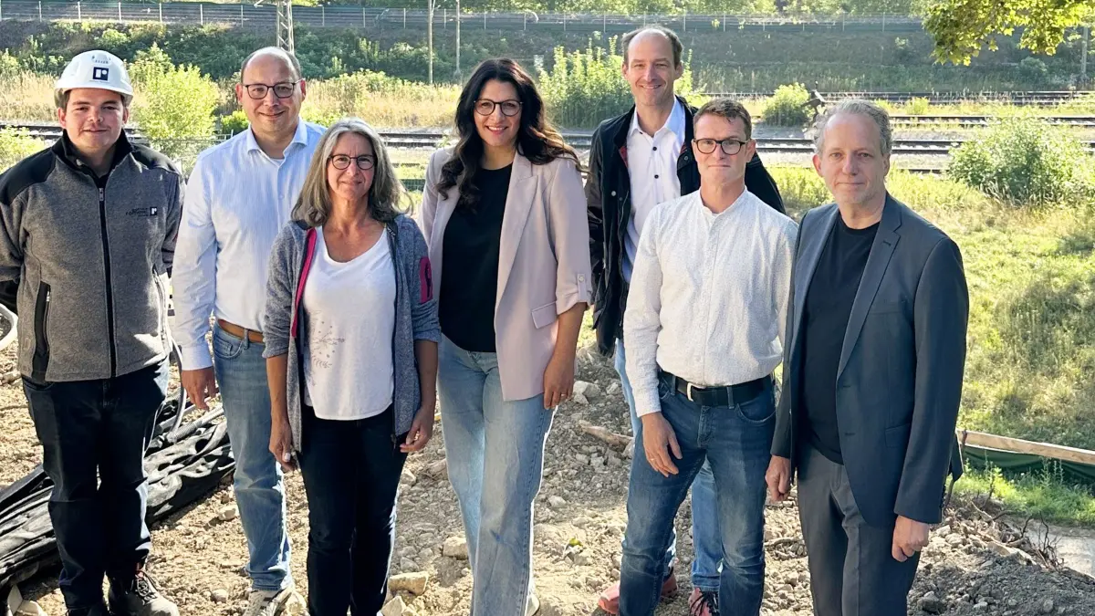 Oberbürgermeister Dr. Christian Ruf (zweiter von links) mit Projektbeteiligten beim Baustart der neuen BDT-Brücke am künftigen Brückenkopf unterhalb des Unteren Kameralamtsgartens. Das rund 162 Meter lange Bauwerk wird künftig eine direkte Rad- und Fußwegeverbindung über Neckar und Bahnanlagen schaffen.