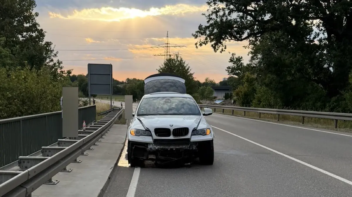 Ende einer mutmaßlichen Fahrerflucht: Auf der B28 blieb der schwer beschädigte Wagen liegen