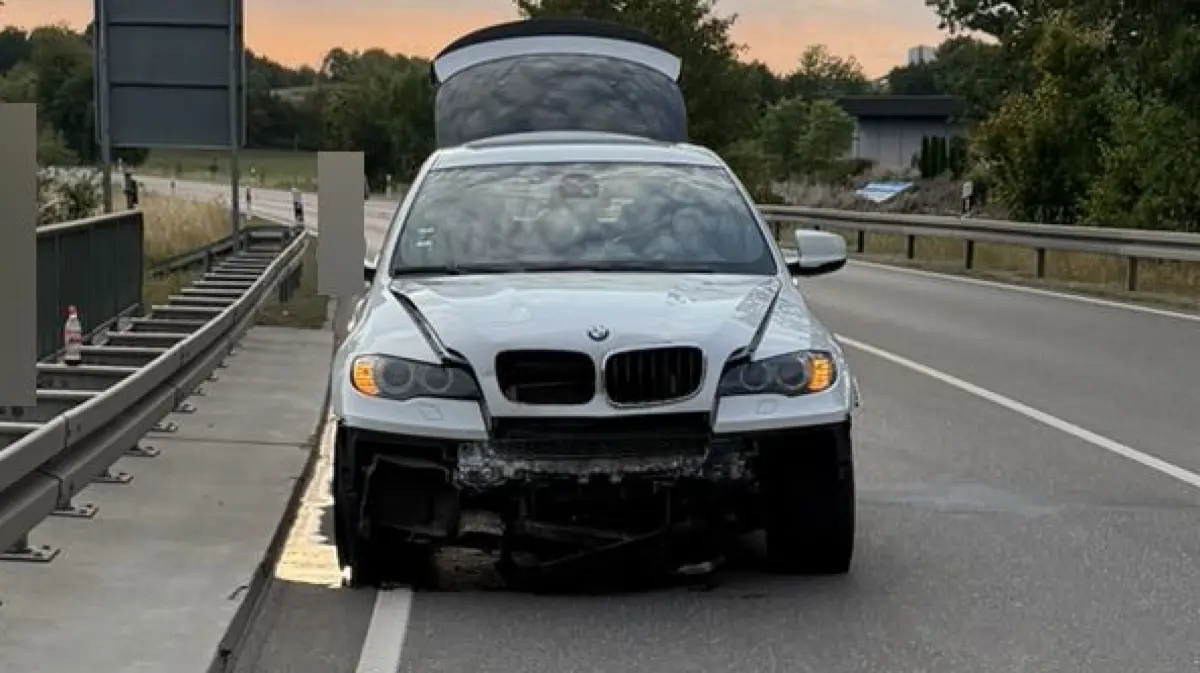 Ende einer mutmaßlichen Fahrerflucht: Auf der B28 blieb der schwer beschädigte Wagen liegen