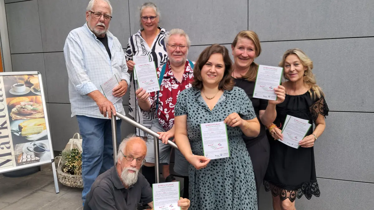 Die Arbeitsgruppe für die Ausstellung „Zuhaue - unterwegs“ (von links): Helmut Bauckner, Steffi Kast, Bernhard Greiner, Vanessa Gersbacher, Irene Blaha, Petra Hartmann und (sitzend) Thomas Dix.
