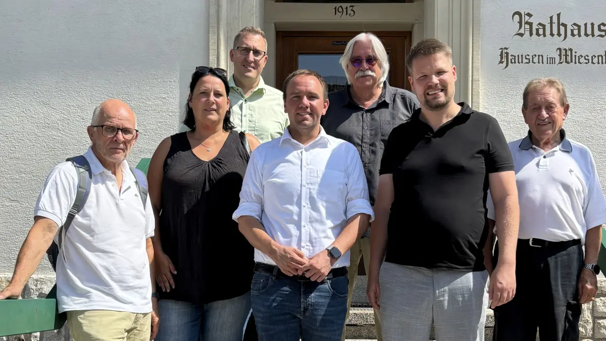 Stefan Glaser (Mitte) mit Philipp Lotter (2.v.r.) und Vertretern des Gemeinderat und der CDU Hausen