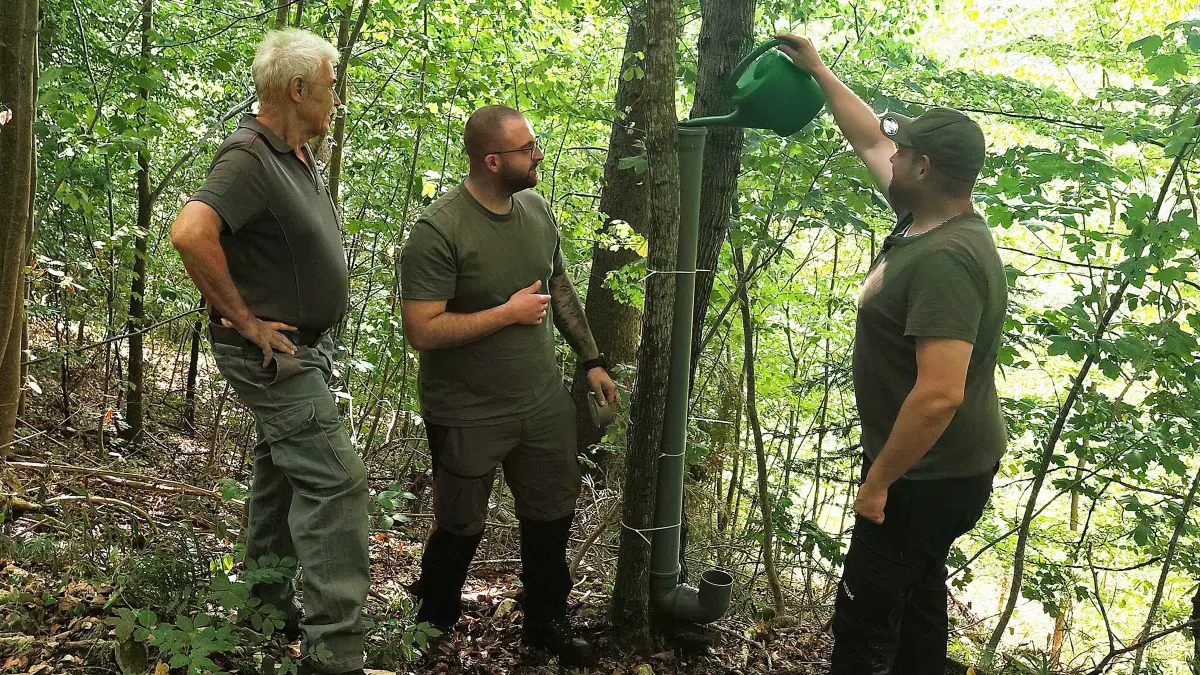 Die Tränke muss nachgefüllt werden: Matthias Kohler (rechts) mit zwei seiner Jägerkollegen beim Kontrollgang durch den Jagdbezirk Jungingen.