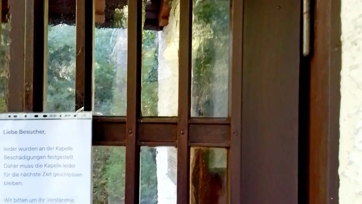Das Glas der Eingangstür wurde beschädigt.