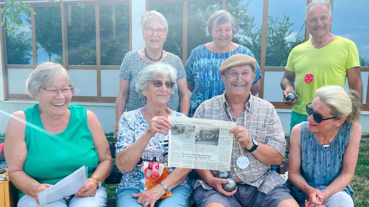 Das aktuelle Boule-Team in Bechtoldsweiler mit der Erinnerung an den damaligen Anfang. Einige sind seit 30 Jahren mit dabei.