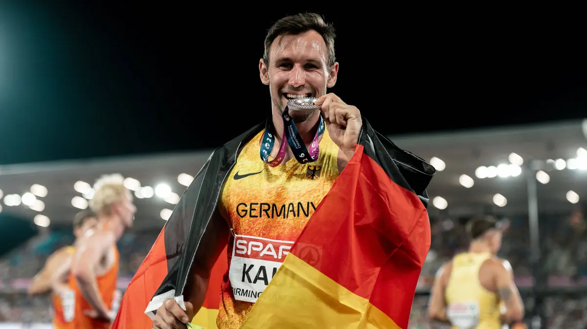 Niklas Kaul freut sich nach zwei intensiven Wettkampftagen über die Silbermedaille im Zehnkampf bei den Europameisterschaften in Birmingham.