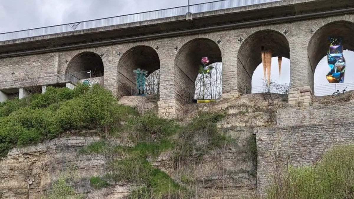 „ZWISCHENRÄUME – Kunst in den Arkaden des Viadukts.