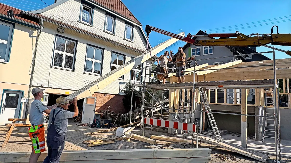 Mit vereinten Kräften wurden die Balken nach oben gewuchtet.