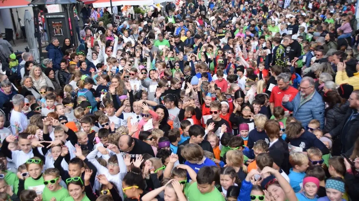 Der Rotary-Charity-Lauf lockt zum 15. Mal Laufbegeisterte in die Ebinger Innenstadt. Das Ziel ist es, eine hohe Spendensumme für soziale Projekte zu generieren.