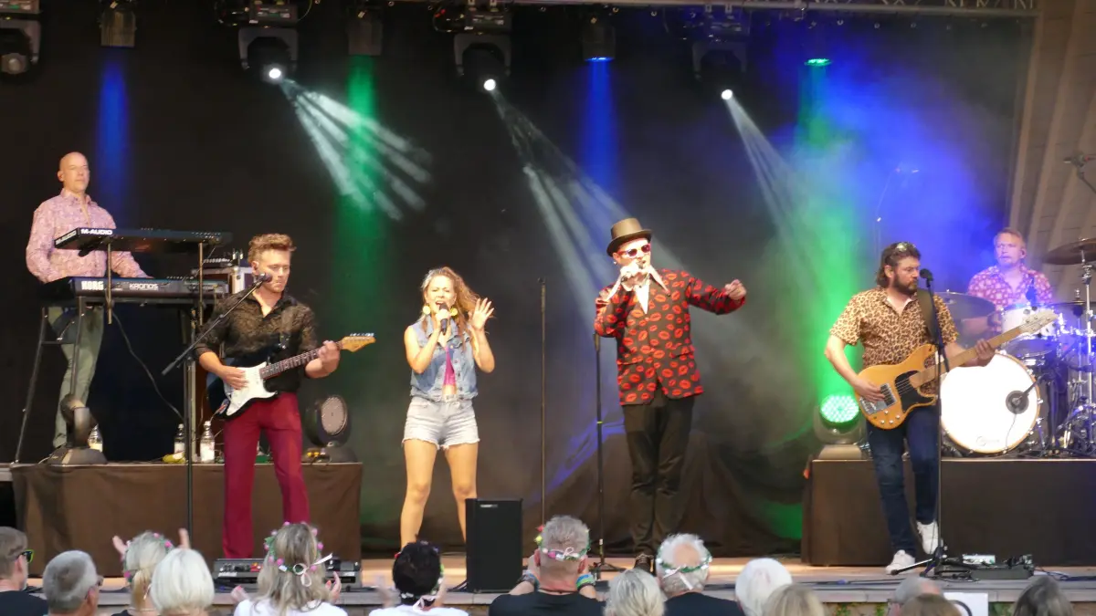 Die Schlager aus den 70er-Jahren, der Neuen Deutschen Welle und Partyhits der 80er-Jahre präsentiert von Familie Hossa, feierten die Gäste bei Kultur im Freien total ab.