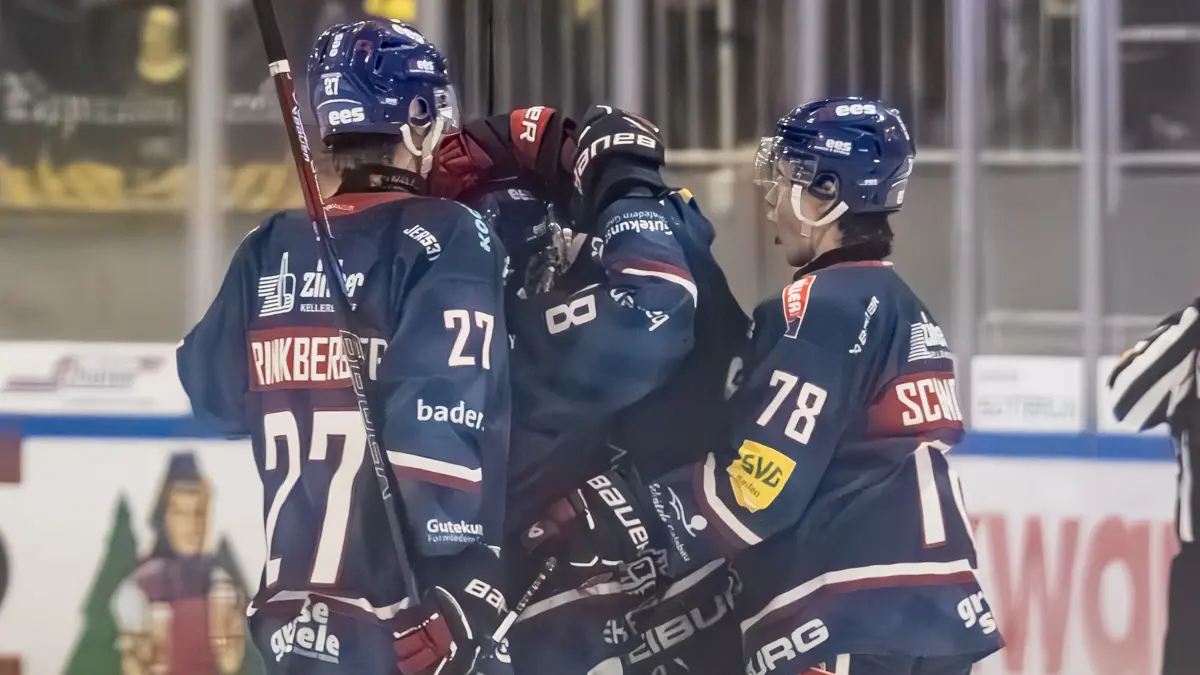David Trinkberger (EHC Freiburg, #27) und Samuel Schindler (EHC Freiburg, #78) vom EHC Freiburg jubeln gemeinsam auf dem Eis.