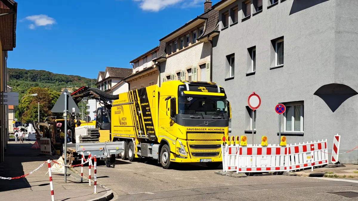Die Durchfahrt der Hauptstraße ist auf Höhe Kreuzstraße gesperrt. Die Ursachensuche lief am Mittwochmittag noch.