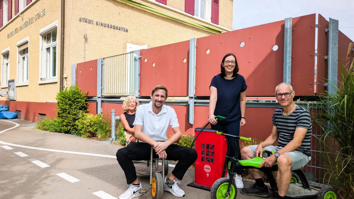 Kindertaxis statt Dienstwagen benutzten Karen Schumann (von links), Patrick Da Rugna, Annette Huber als Tankwartin und Thomas Klug.